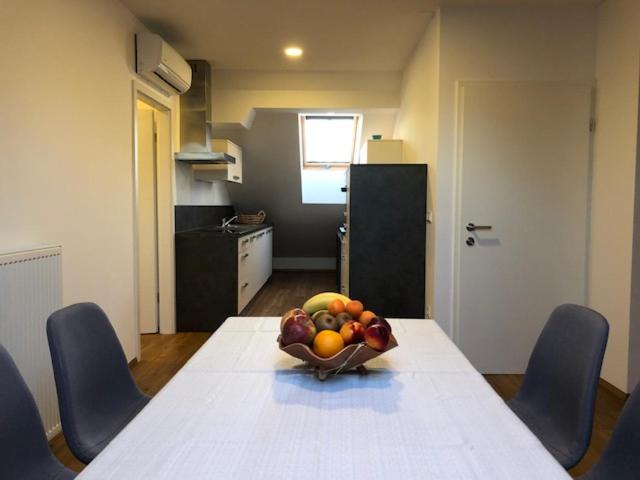 uma taça de fruta numa mesa numa cozinha em Apartma na hüti em Radenci