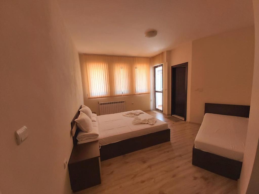 Hotel Aleksandrina - Triple Habitación Con Balcón
