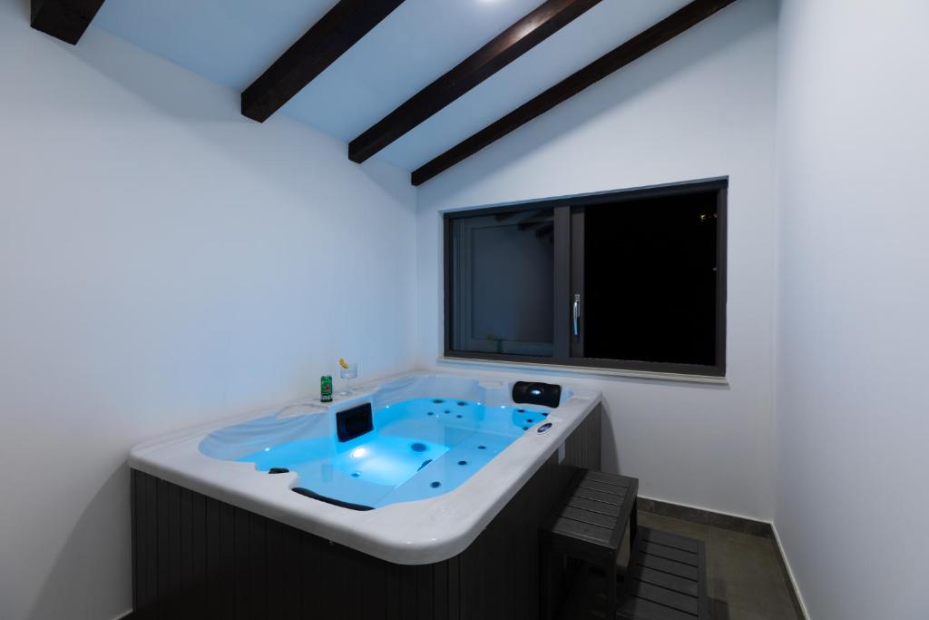 Televízia a/alebo spoločenská miestnosť v ubytovaní Luxury Apartman Tinel