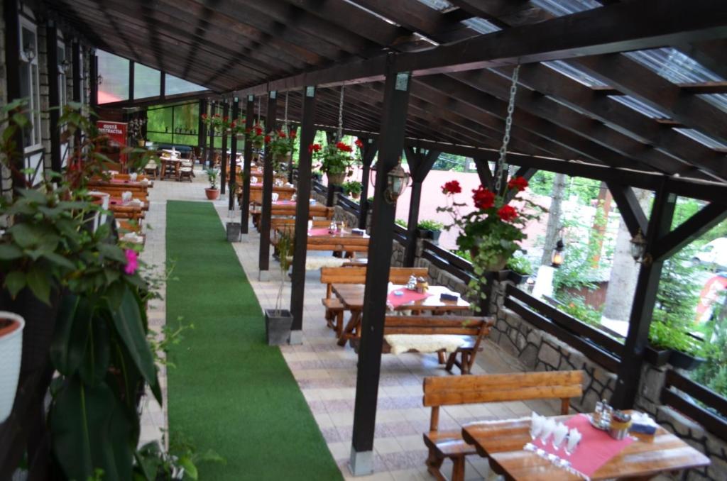 Hanul Izvorul Rece Sinaia - Resim 24