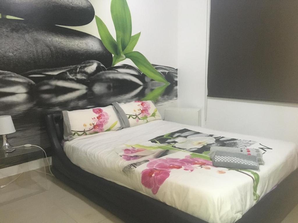 um quarto com uma cama com flores em La casona de flores em Fuensalida