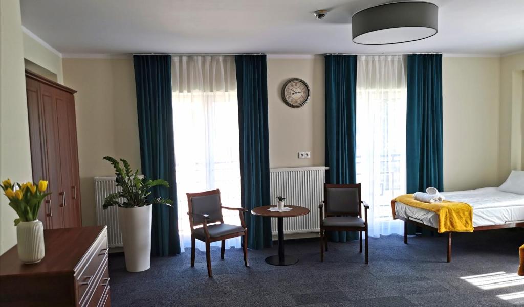 Posteľ alebo postele v izbe v ubytovaní Hotel Przy Solankach