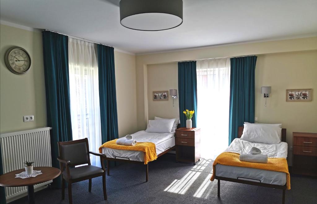 Posteľ alebo postele v izbe v ubytovaní Hotel Przy Solankach
