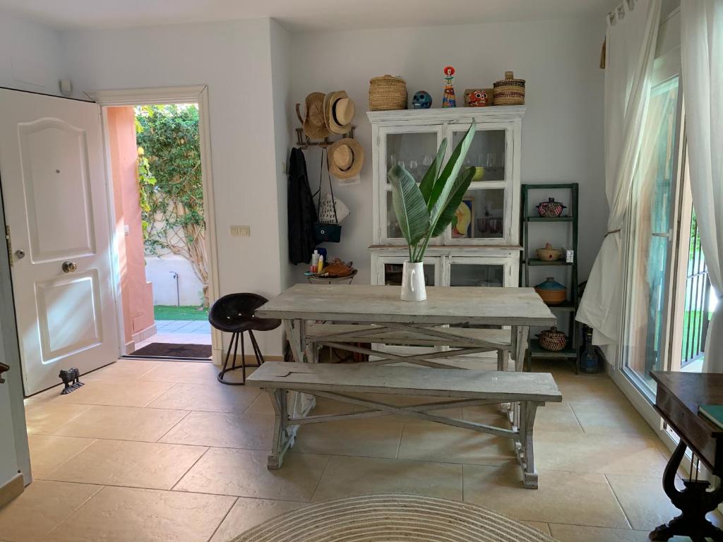 Zdjęcie z galerii obiektu CASA 4 HABITACIONES CON JARDIN 10 Pax w mieście Zahara de los Atunes