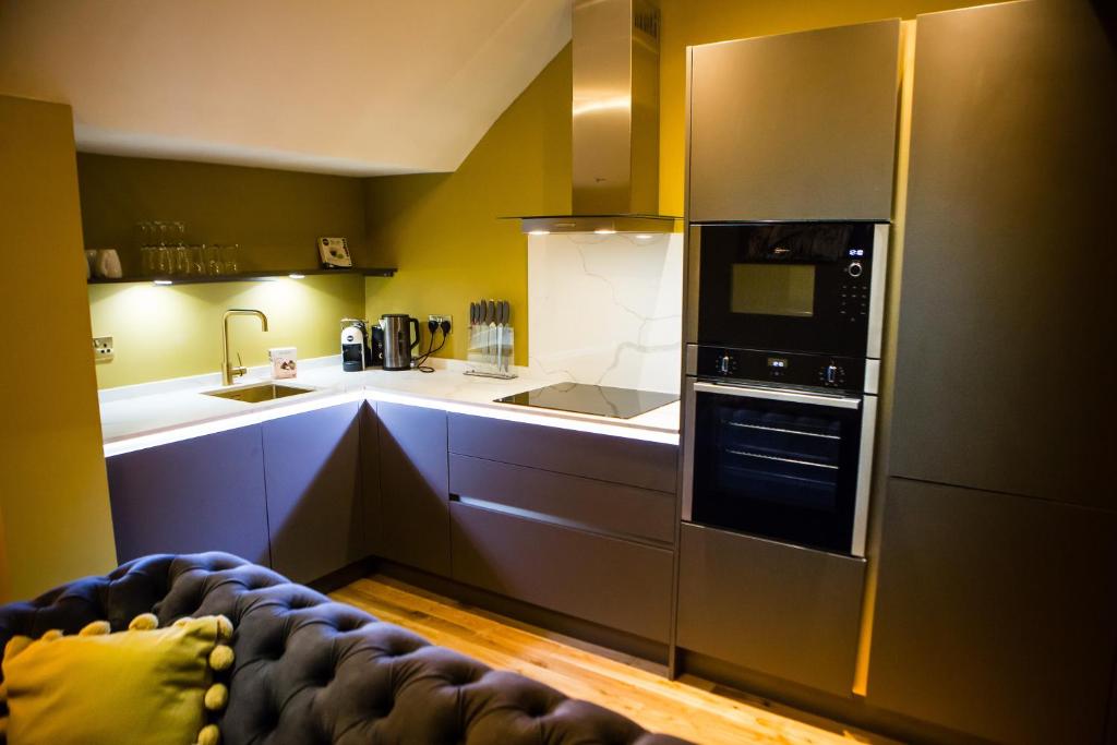 Maison Parfaite LS1 - Luxury City Centre Suites - Two Bedroom Basement Apartment (No Windows)