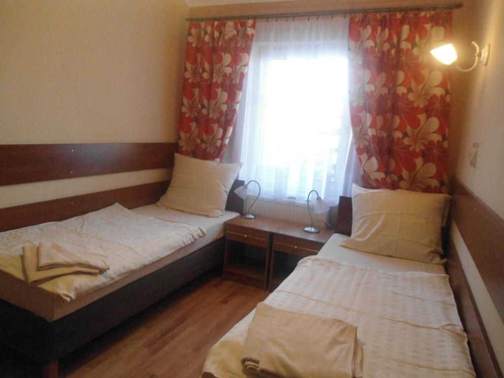 Łóżko lub łóżka w pokoju w obiekcie Hotel Pod Platanami