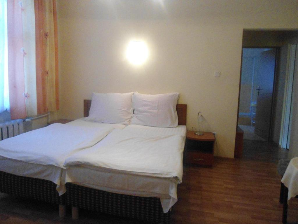 Łóżko lub łóżka w pokoju w obiekcie Hotel Pod Platanami