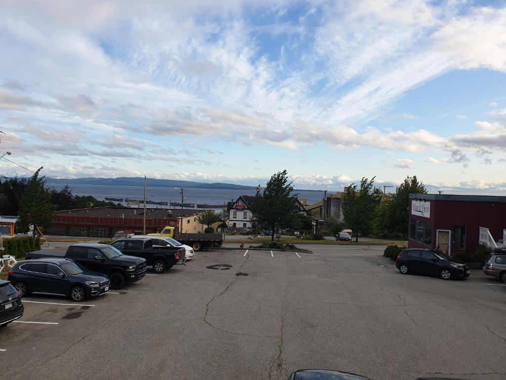 ein Parkplatz mit mehreren Autos, die darin geparkt sind in der Unterkunft Island View Lodge in Powell River