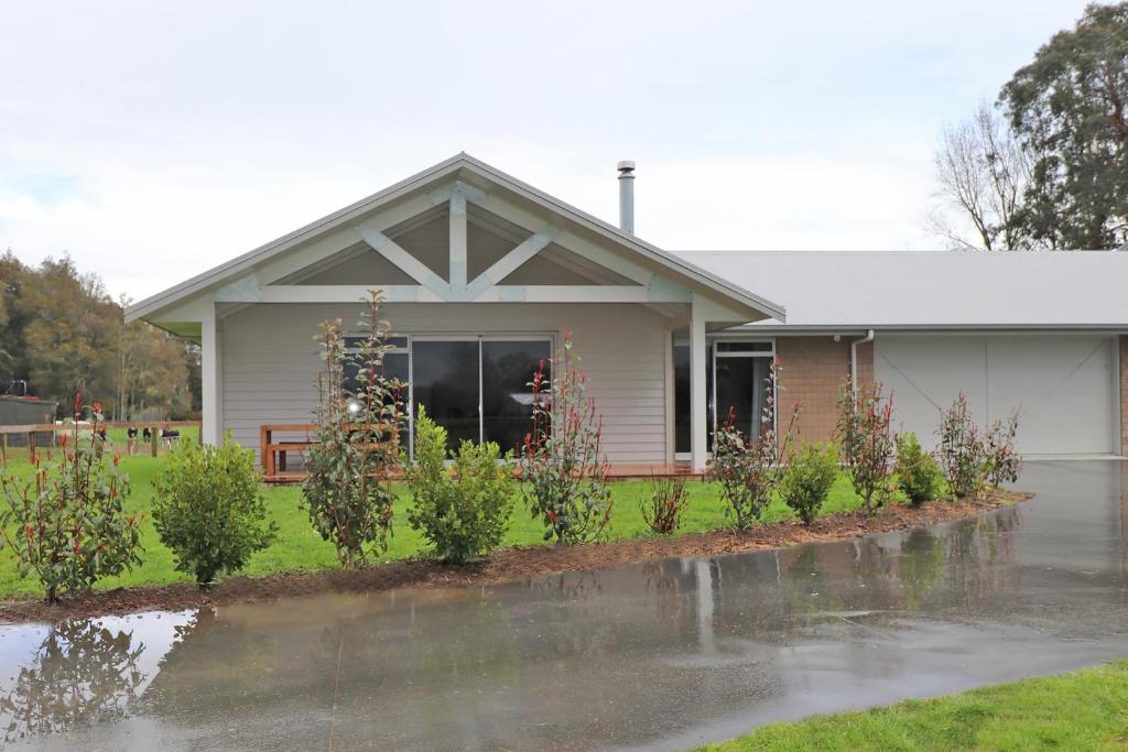 ハミルトンにあるCountry Living on Raynes Roadの前に植物の家