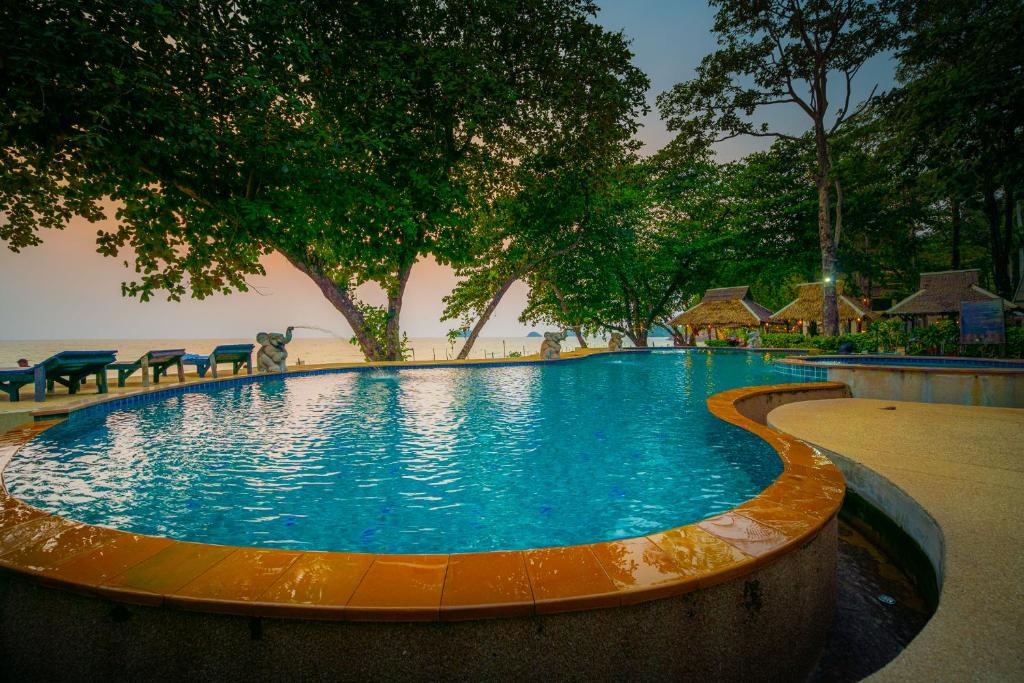 Bazén v ubytování Siam Beach Resort nebo v jeho okolí