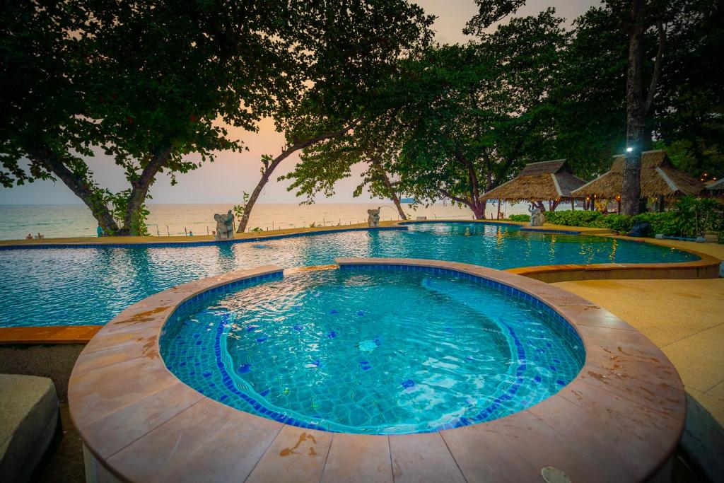 Bazén v ubytování Siam Beach Resort nebo v jeho okolí