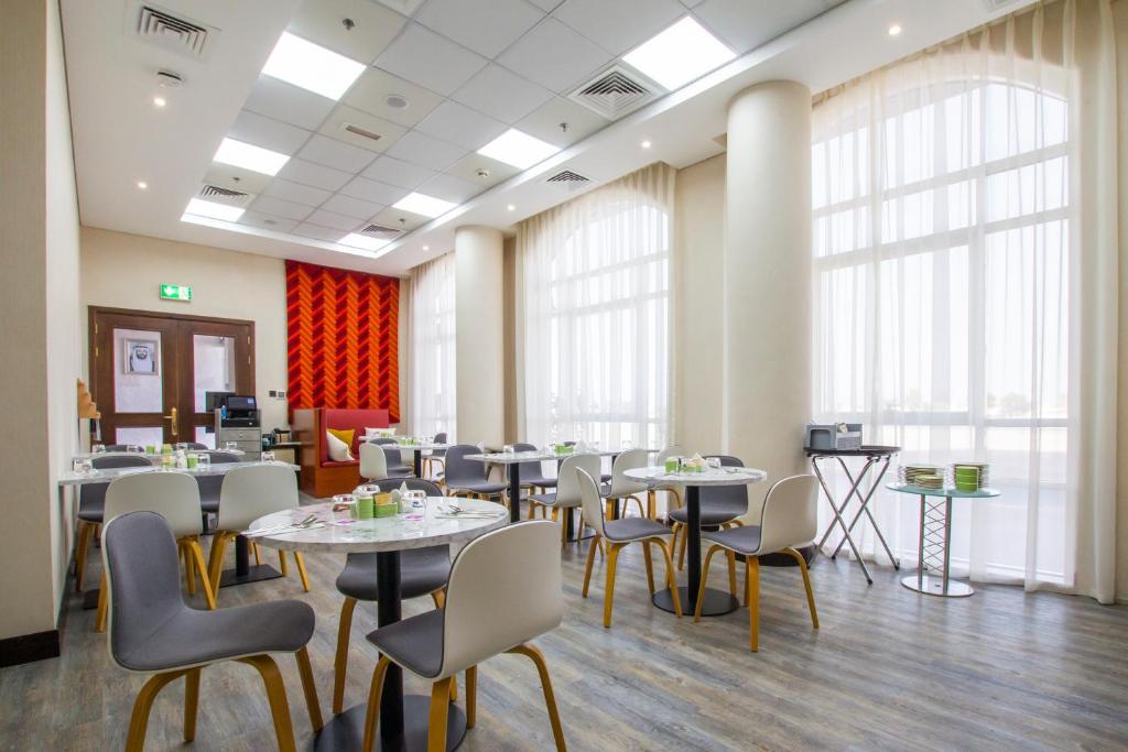 Um restaurante ou outro lugar para comer em TIME Express Hotel Al Khan