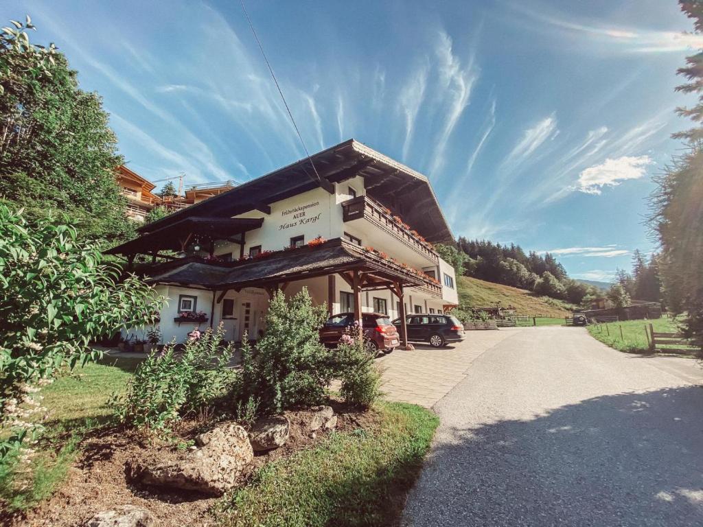 ein Gebäude am Straßenrand in der Unterkunft Frühstückspension Auer - Haus Kargl in Schladming