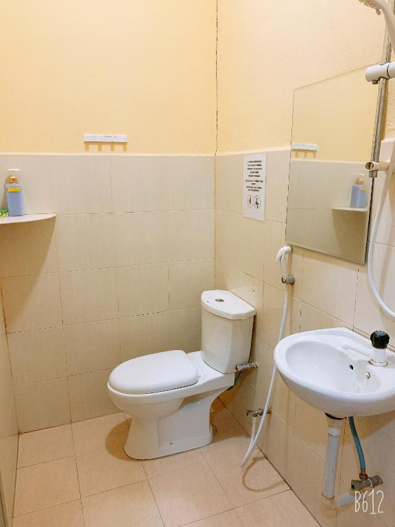 Koupelna v ubytování Dhania Cenang Beach Motel