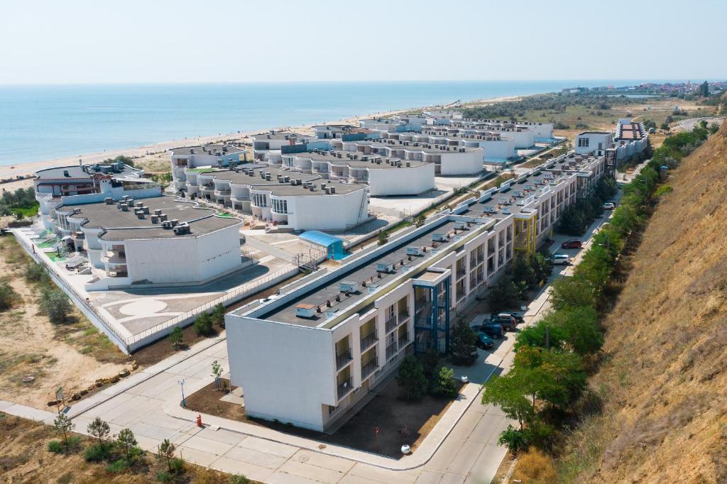uma vista aérea de um complexo de edifícios junto ao oceano em Gold Bugaz Black Sea Hotel Group em Hrybivka