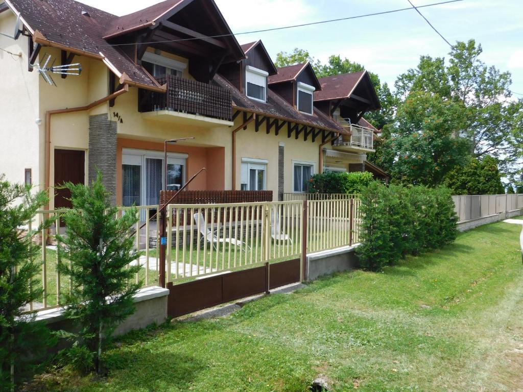 een hek voor een huis bij Balatonpart-lak in Balatonfenyves