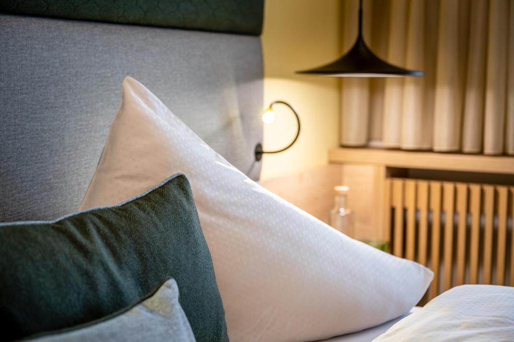 Una cama o camas en una habitación de Hotel Klingler