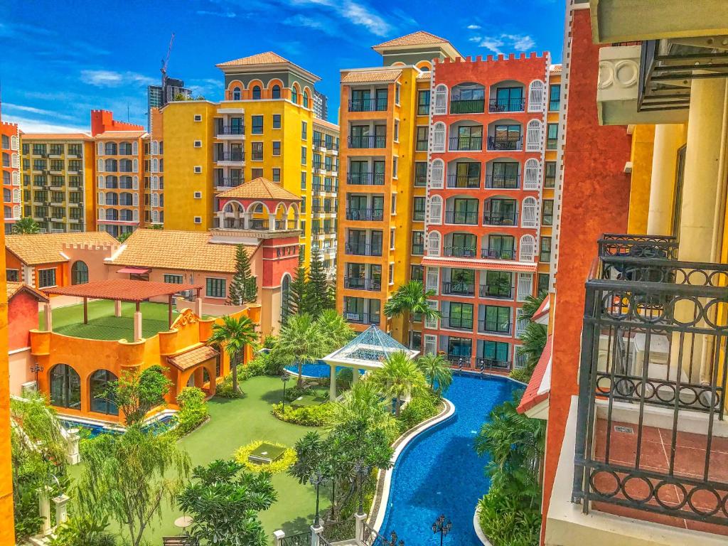 Venetian Resort Pattaya - Queen Suite With Pool View