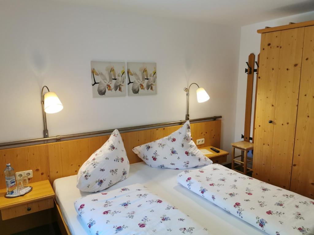 Posteľ alebo postele v izbe v ubytovaní Ferienwohnung Saunahaus
