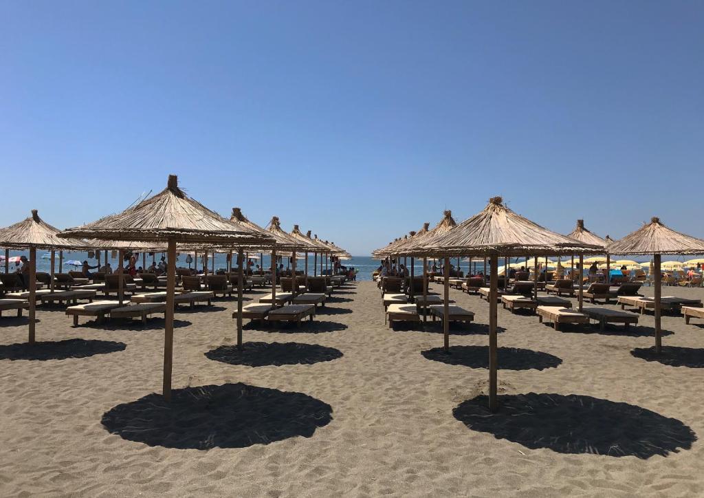 A beach at or near a szállodákat