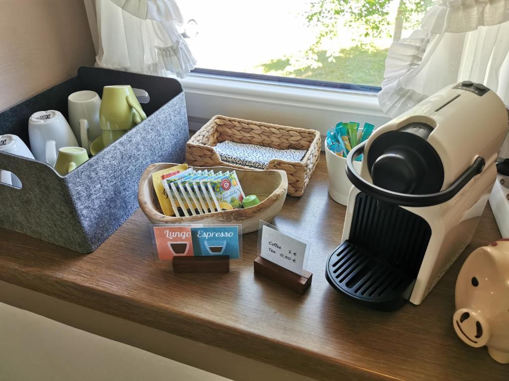 Príslušenstvo na prípravu kávy alebo čaju v ubytovaní Ferienwohnung Saunahaus