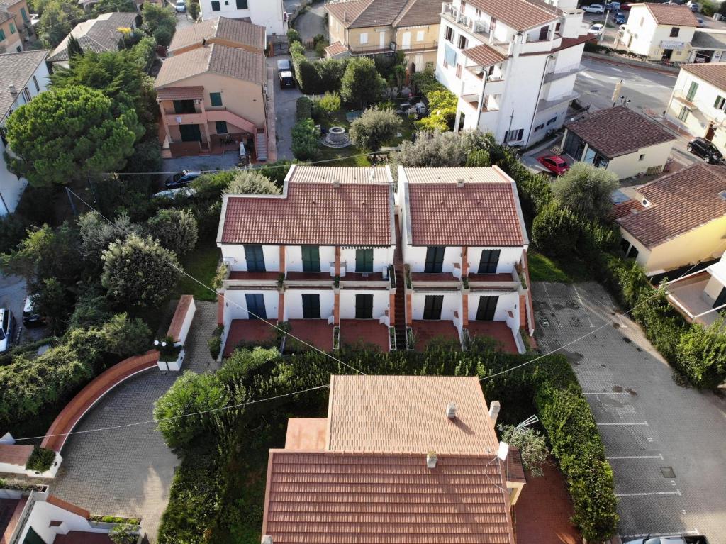 une vue de tête sur une maison dans une ville dans l'établissement Bilocali Solaris, à Marina di Campo