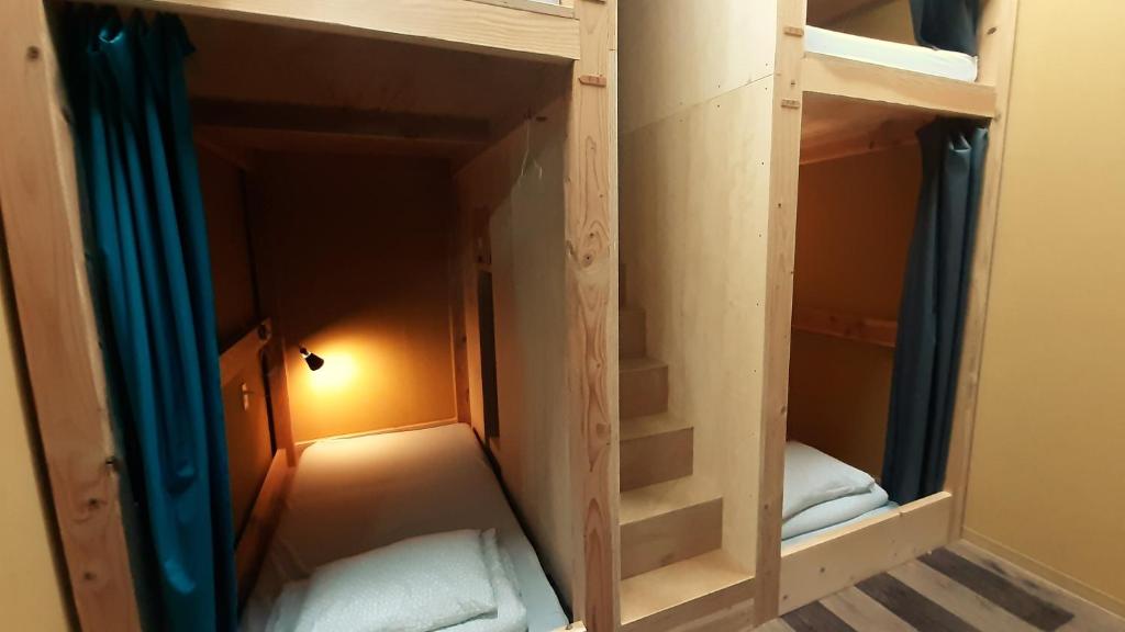 Letto o letti in una camera di Iruka Hostel