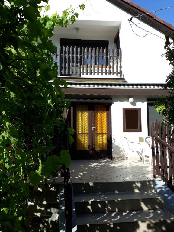 vistas a la puerta principal de una casa en Retrovilla en Balatonkenese