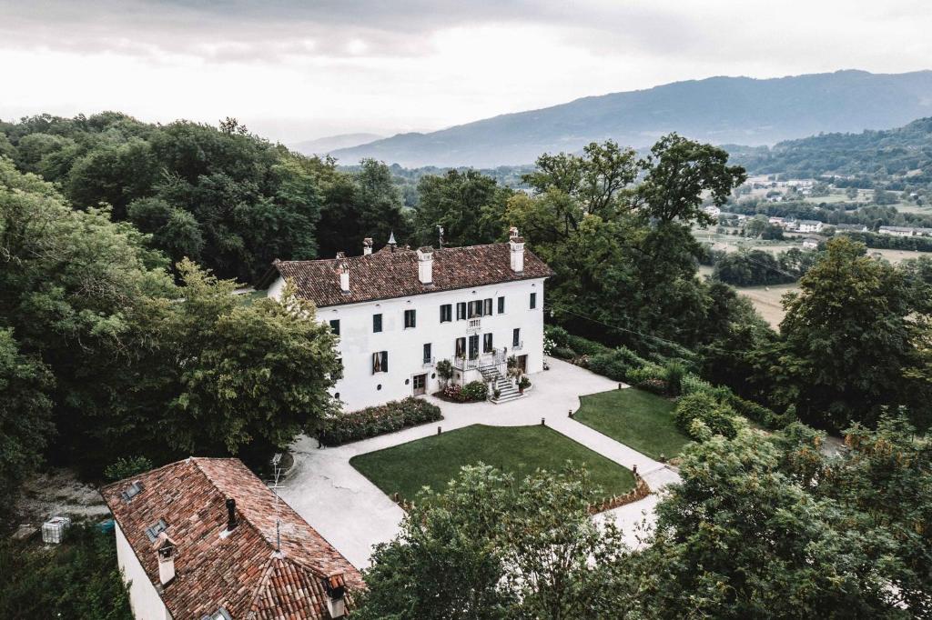 una vista aérea de una casa en las colinas en Villa San Liberale - Suites & Wellness, en Feltre