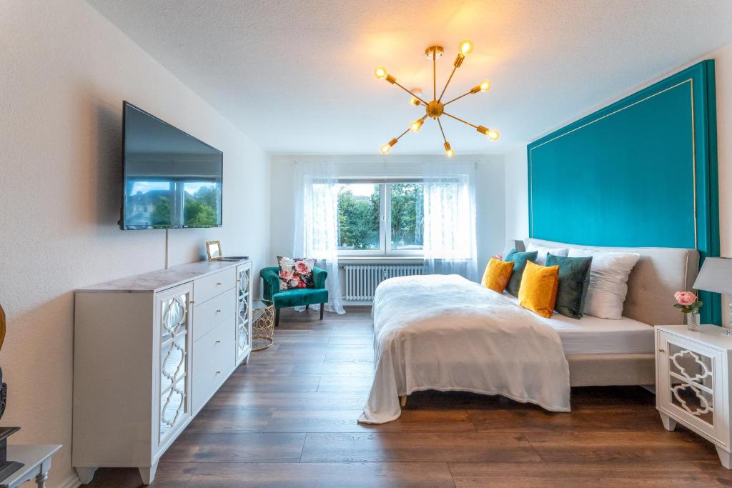 - une chambre avec un lit et un canapé dans l'établissement GATSBY Apartment, à Gelsenkirchen