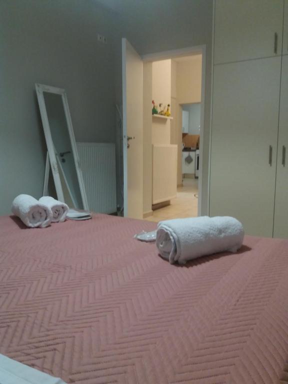 A bed or beds in a room at Helen's Welcoming & cozy flat