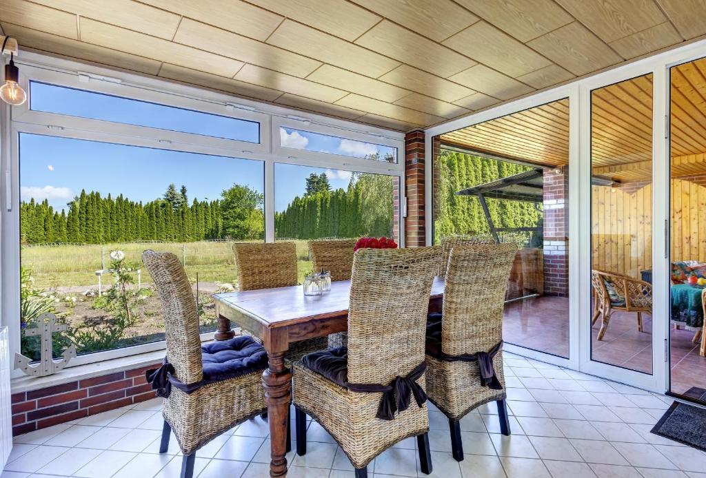 een eetkamer met een houten tafel en stoelen bij Haus Viktoria in Ostseebad Karlshagen