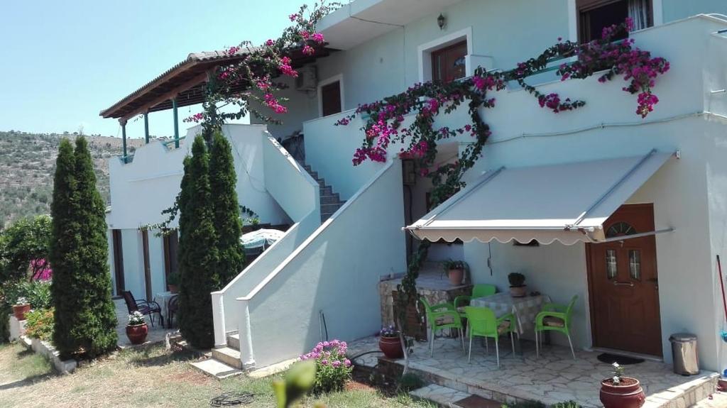 Casa blanca con mesa y sillas en Baci Apartments, en Ksamil
