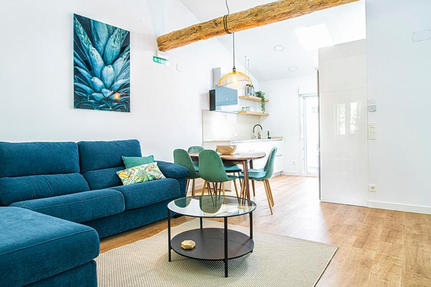 sala de estar con sofá azul y mesa en La casa de la abuela, en Olite