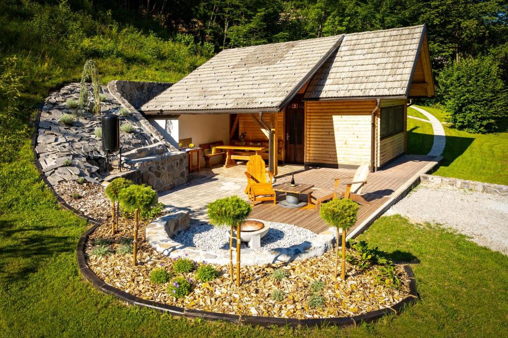 einen Luftblick auf eine Blockhütte mit einer Terrasse in der Unterkunft Chalet Letnik in Žiri