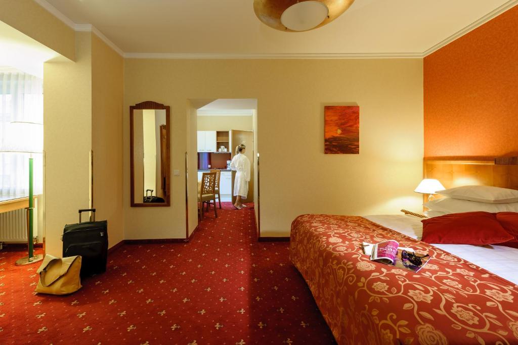 Postel nebo postele na pokoji v ubytování Hotel Josefshof am Rathaus