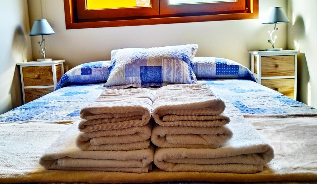 Łóżko lub łóżka w pokoju w obiekcie Apartamentos El Prau