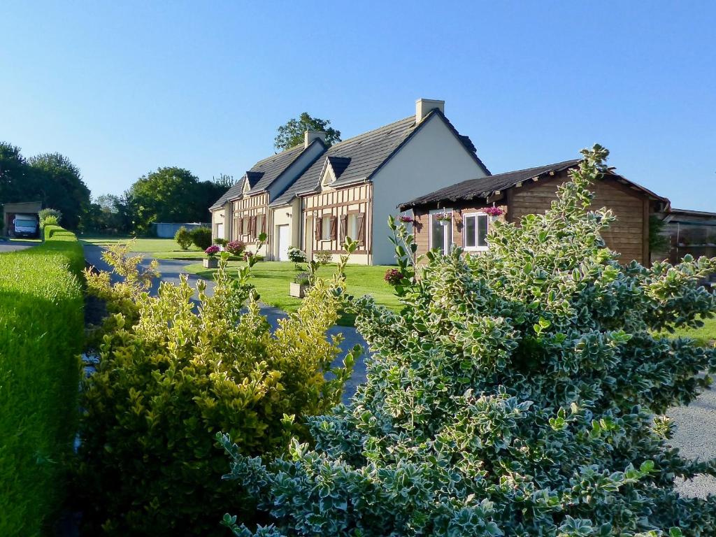 una casa con arbustos delante de ella en Clos Margottières, en Le Val-Saint-Père