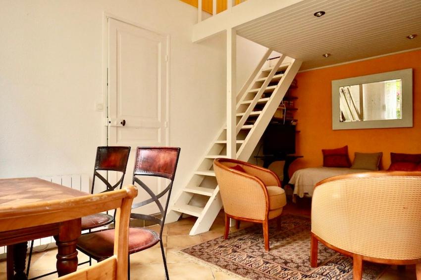 un salon avec un escalier et une chambre dans l'établissement Maisonnette au centre de Deauville, à Deauville