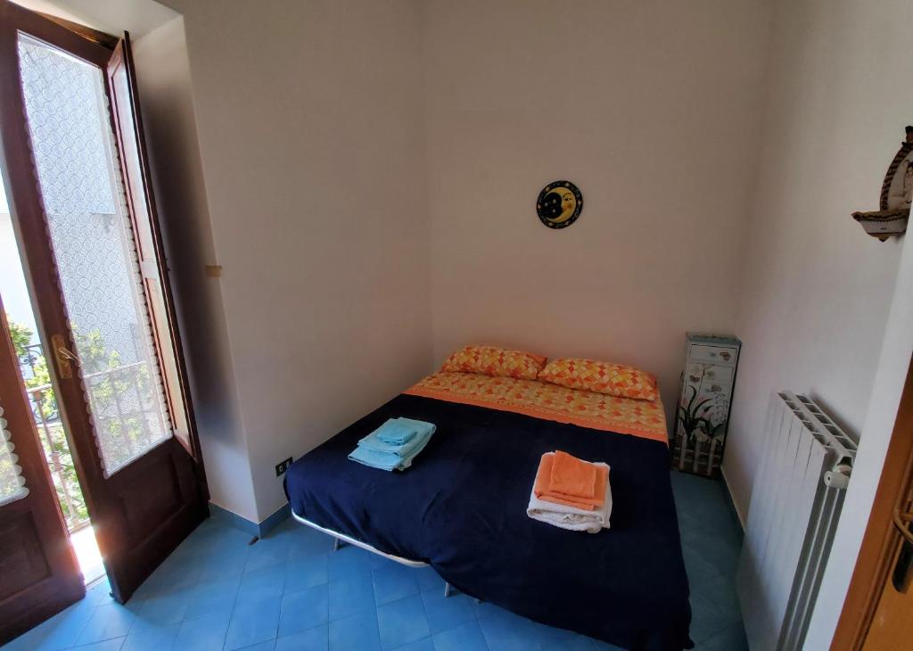 A bed or beds in a room at Casa della Conchiglia - Capri
