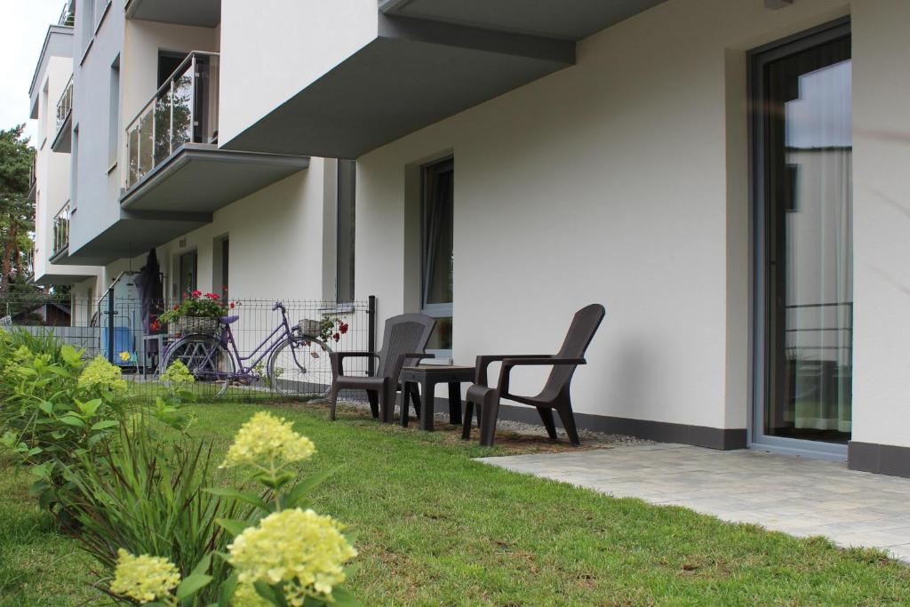 Vonkajšia záhrada v ubytovaní Apartament Mariva B03 z ogródkiem - Pobierowo - blisko morza - przy kompleksie Grand Laola SPA