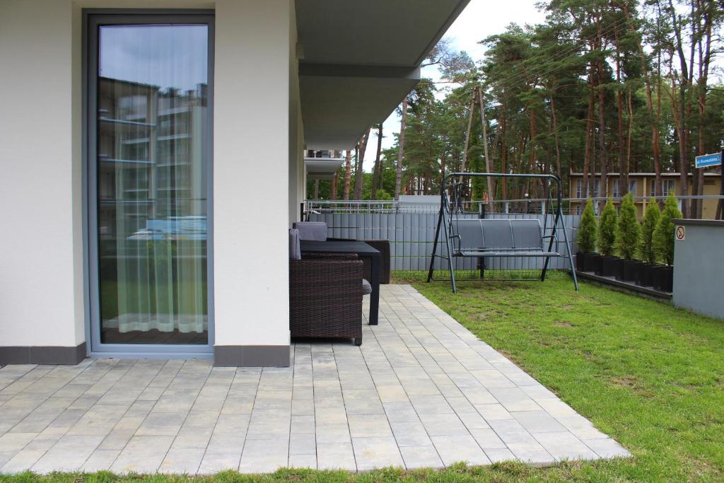 Vonkajšia záhrada v ubytovaní Apartament Mariva B03 z ogródkiem - Pobierowo - blisko morza - przy kompleksie Grand Laola SPA