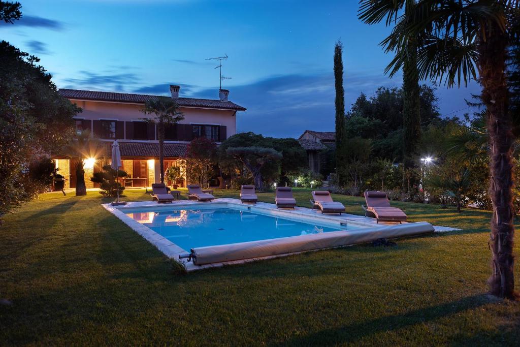 Bazén v ubytování Doppelhaus Villa Casa Alpe Adria nebo v jeho okolí