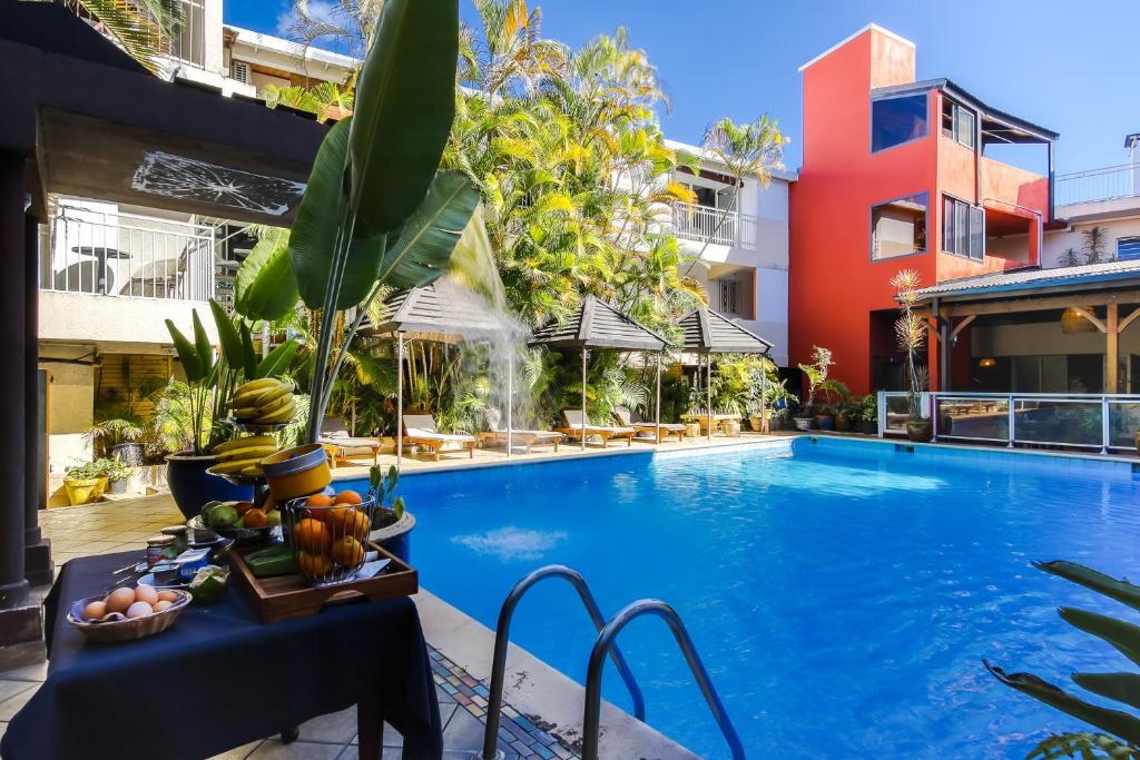 勒唐蓬的住宿－南方酒店，游泳池畔的水果桌