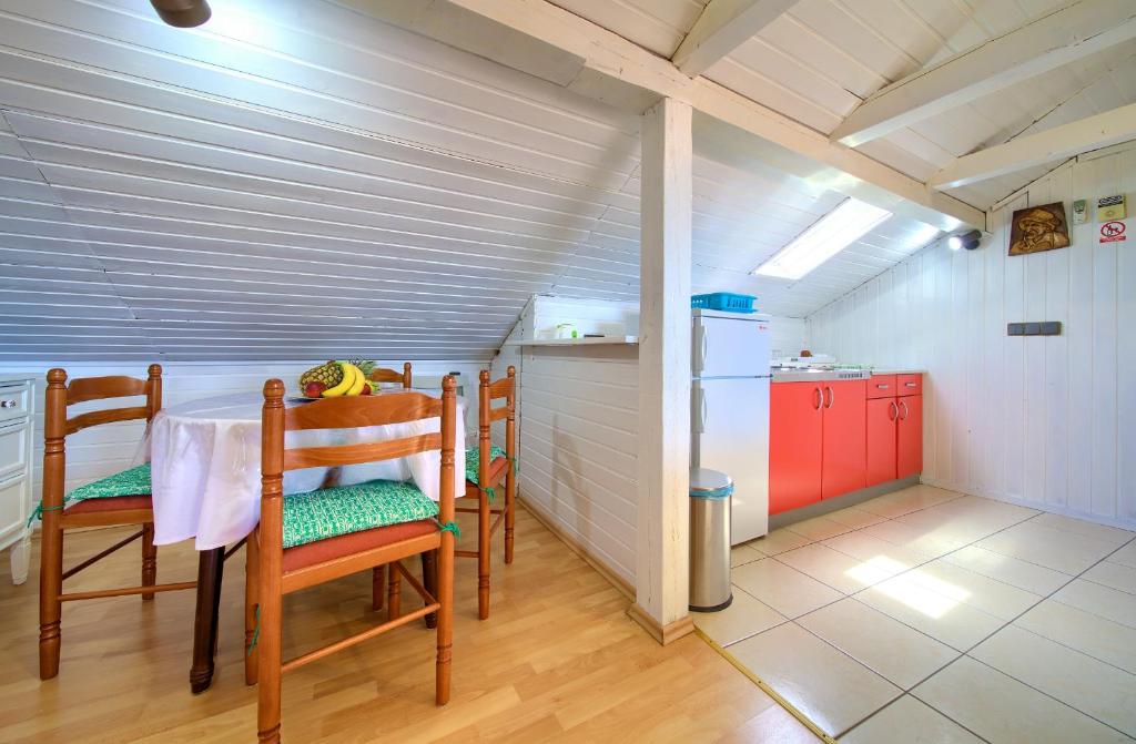 Kuchyň nebo kuchyňský kout v ubytování Stella Apartmani Malinska Samoborska 9