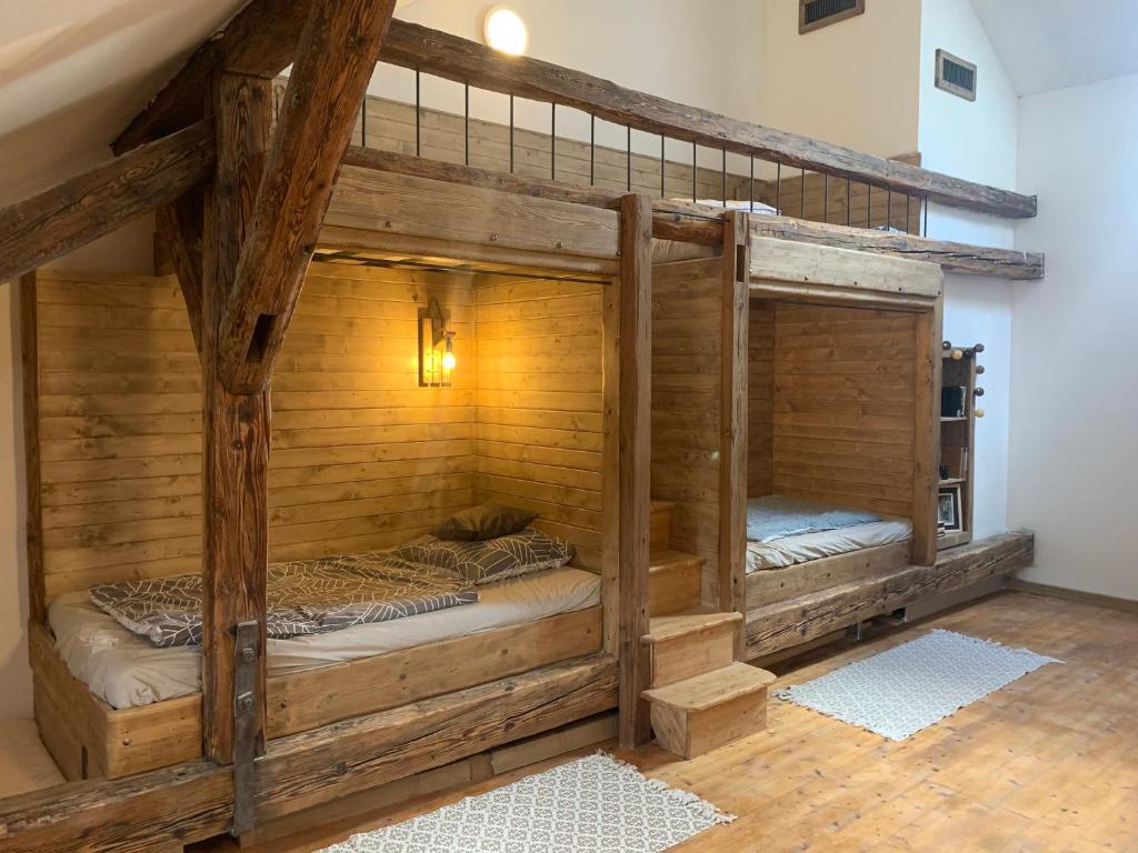 2 Etagenbetten in einem Zimmer mit Holzwänden in der Unterkunft Apartmán v Žltom dome in Banská Štiavnica