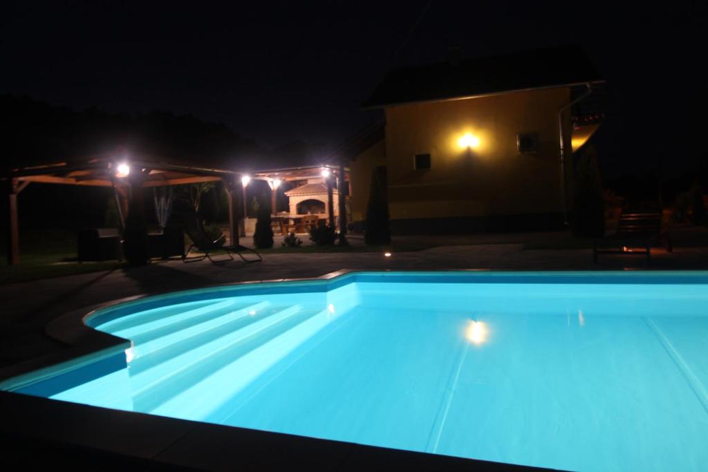Bazén v ubytovaní Holiday Home Dalija alebo v jeho blízkosti