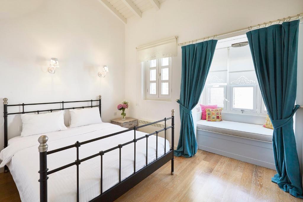 A bed or beds in a room at Alakapi Hotel & Villas