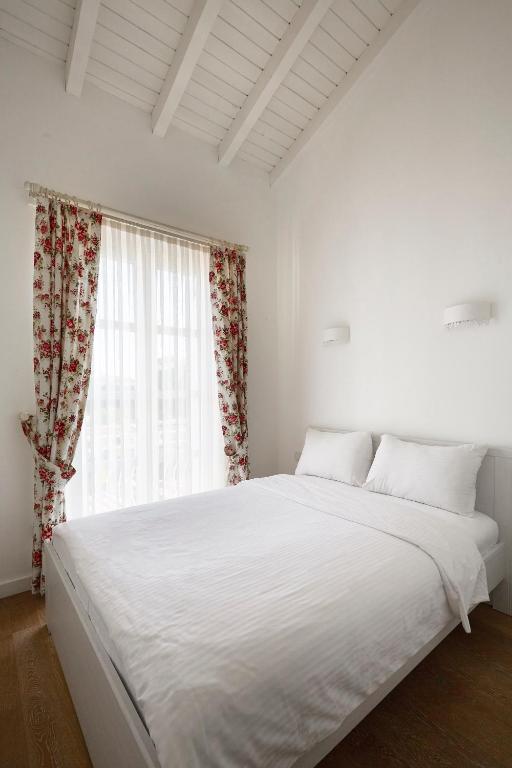 A bed or beds in a room at Alakapi Hotel & Villas