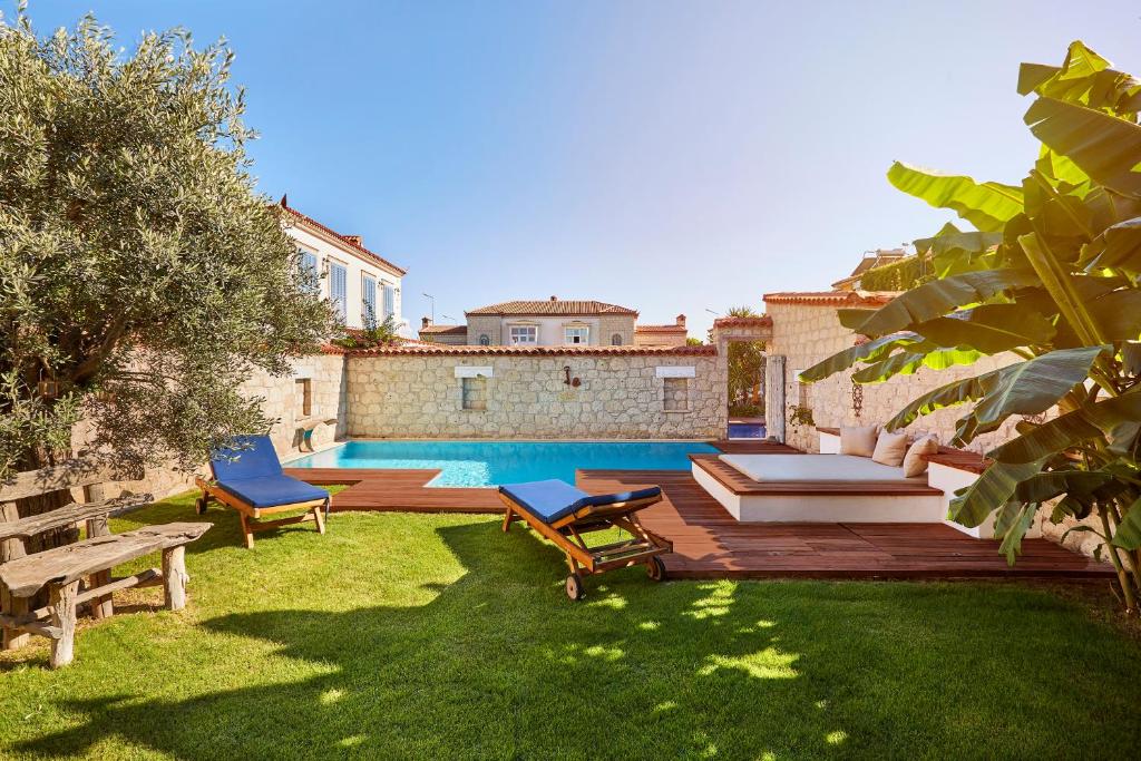 The swimming pool at or close to Alakapi Hotel & Villas